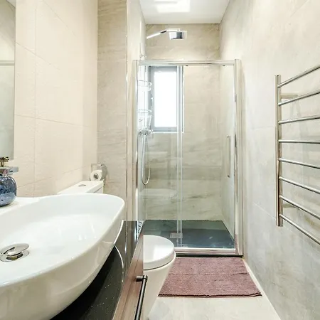 Ferienhaus Townhouse With Jacuzzi & Bbq, Seaside, Near Sliema