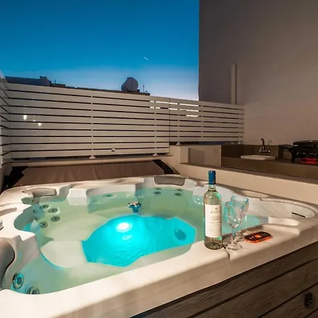Townhouse With Jacuzzi & Bbq, Seaside, Near Holiday home