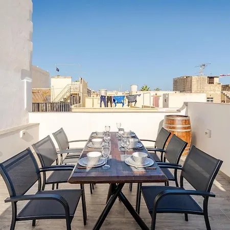 Townhouse With Jacuzzi & Bbq, Seaside, Near Sliema