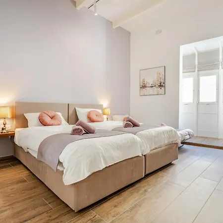 Townhouse With Jacuzzi & Bbq, Seaside, Near