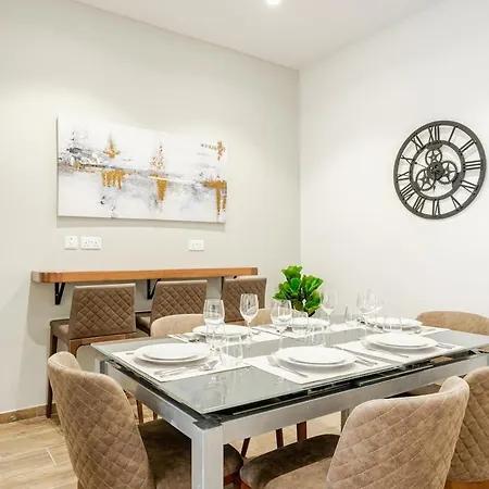 Сasa de vacaciones Townhouse With Jacuzzi & Bbq, Seaside, Near Sliema