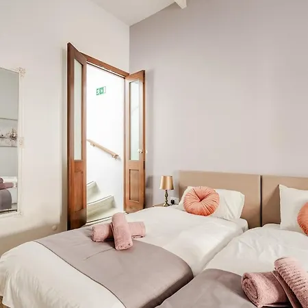 Сasa de vacaciones Townhouse With Jacuzzi & Bbq, Seaside, Near Sliema